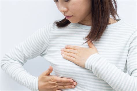 かす 乳首|片方の乳頭から分泌液…大丈夫？透明･白･茶色の液体。病院行。